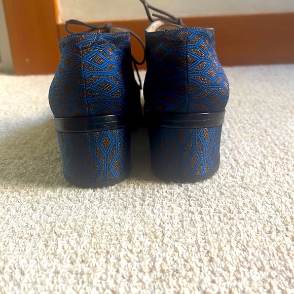 Made in Italy! Super fun lace up with great fun pattern. Size 7 - Picture 3 of 3